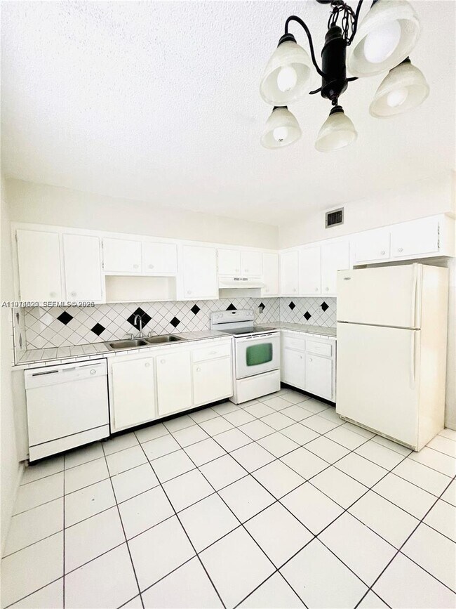 Building Photo - 400 SE 31st St