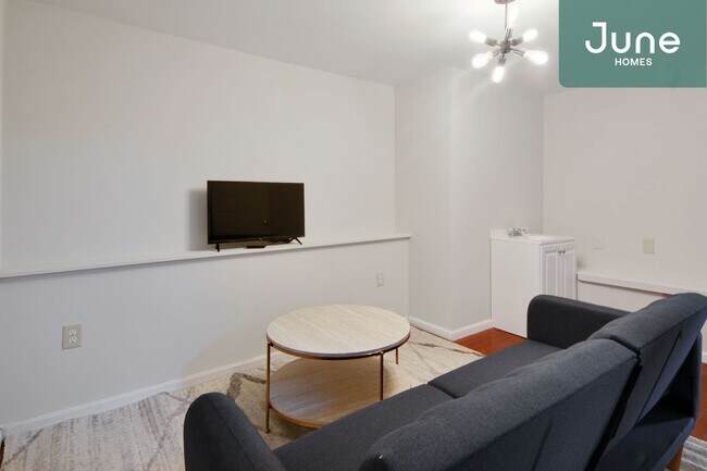 Building Photo - ROOM ONLY in 7-bed/2.0-bath Home