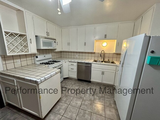 Building Photo - Cute 2 Bed/1 Bath Home in SE Bakersfield w...