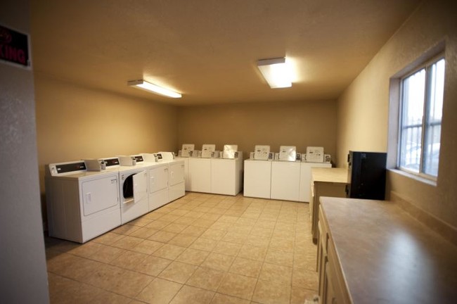 Foto del edificio - 9412 Montrose Ct
