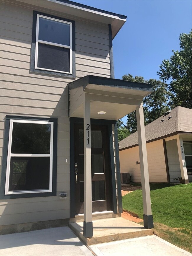 Building Photo - 211 Pin Oak