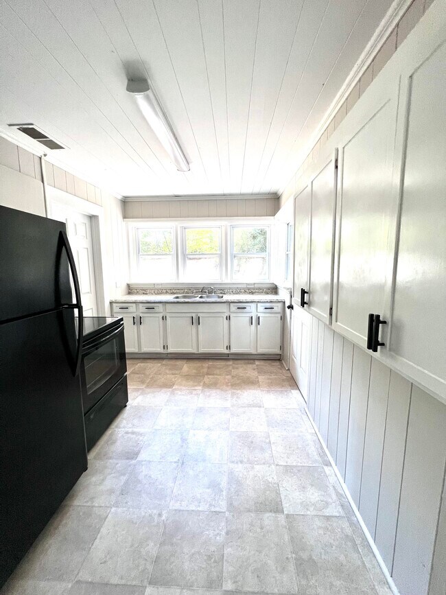 Kitchen - 302 Cadillac St