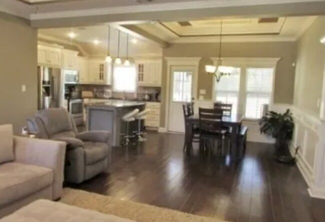 Foto del edificio - Spacious 4-Bedroom Home with Modern Upgrad...