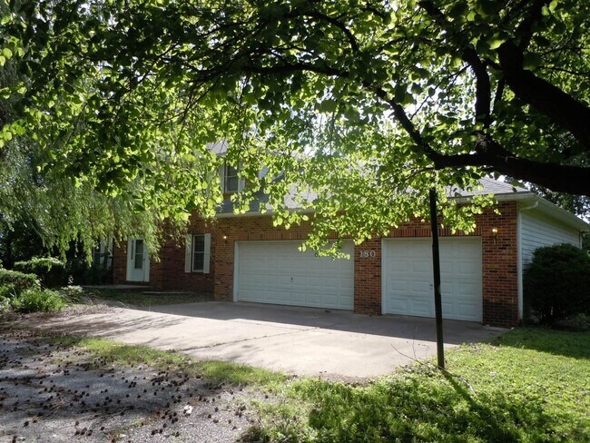 Foto del edificio - 3-4 Bedroom Executive Home on 5 Acres has 4 Baths and a 3 Car Garage!!