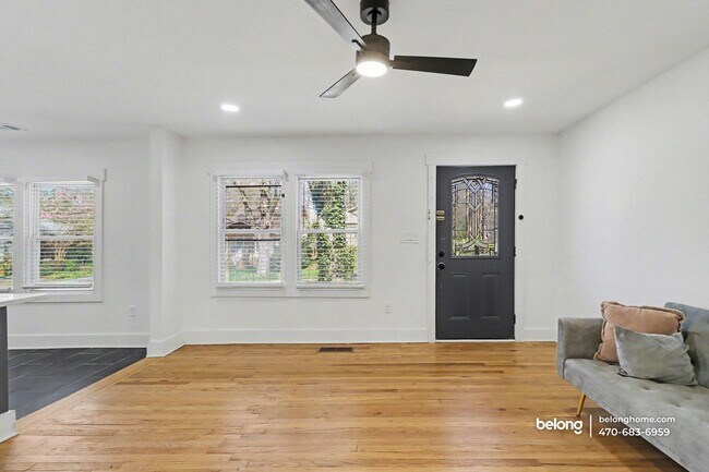 Foto del edificio - 1866 Thompson Ave