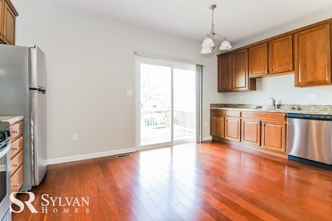 Building Photo - Fall in love with this spacious 4-bedroom ...