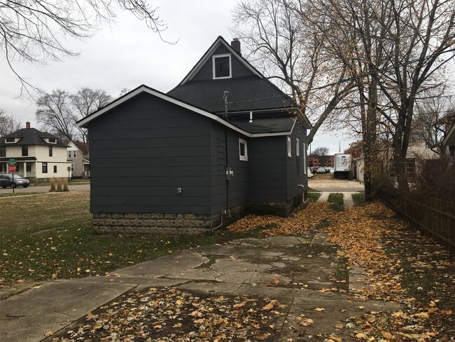 Building Photo - 307 Lincoln Ave