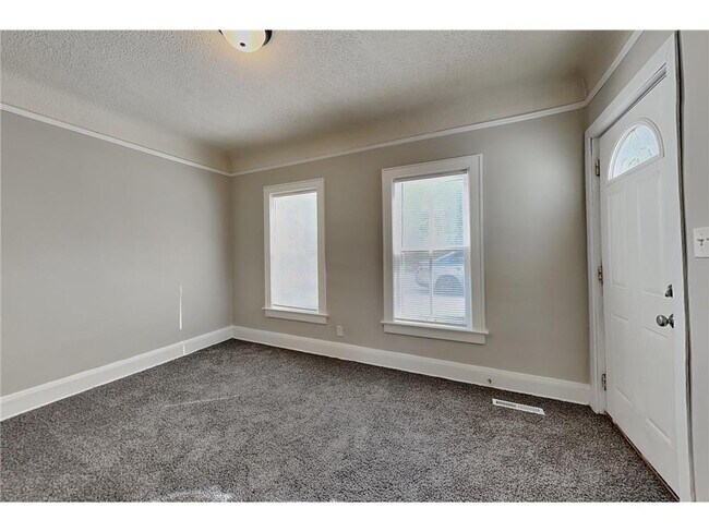 Building Photo - 303 Curtice St E