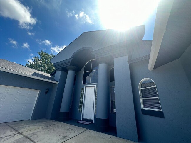 Building Photo - Amazing 4 bed 3 bath home with Pool - NO E...