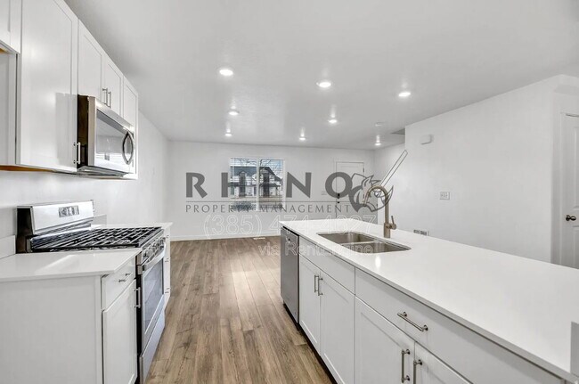 Building Photo - 880 N Herman Dr