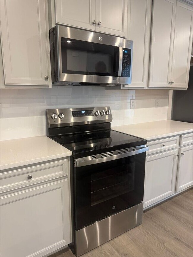 Foto del edificio - Brand New 3BR 2.5BA Townhome w/ 2-Car Garage • Modern Kitchen • Private Deck in Indian Trail!