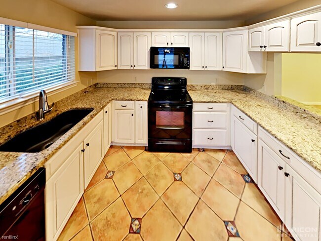 Building Photo - 2110 Reverchon Dr