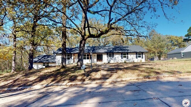 Building Photo - 10 Sweetbrush Ave