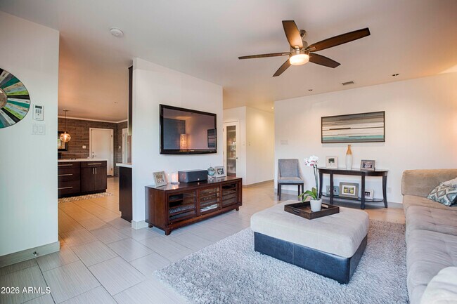Foto del edificio - 6709 E 3rd St