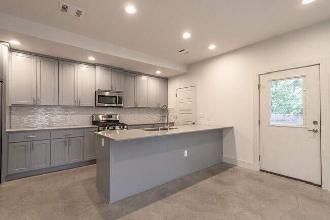 Foto del edificio - 7301 Providence Ave