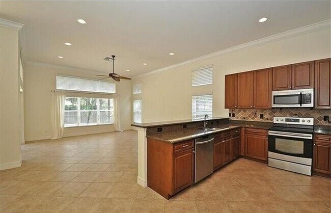 Building Photo - ***PET FRIENDLY***SATURNIA LAKES - 3 BED /...