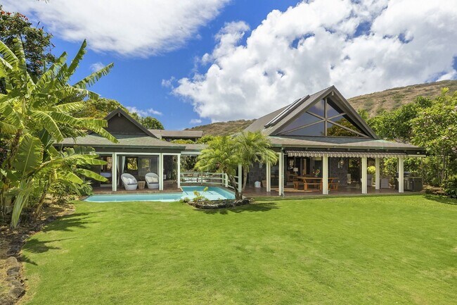 Foto del edificio - Lavish Oceanfront Estate w/Pool, Spa & AC - Close to Beaches: Maunalua Sunset