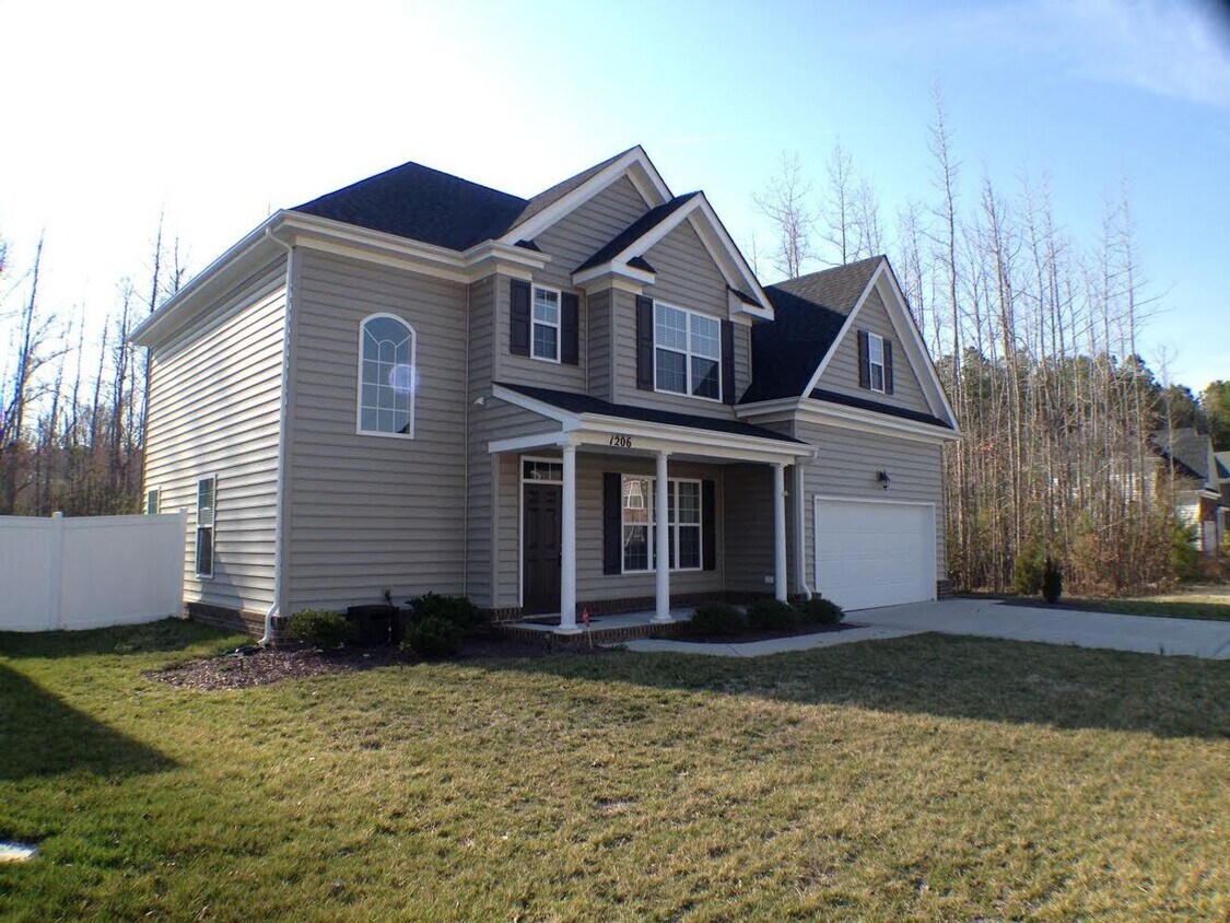 Primary Photo - Spacious 4-bedroom, 3-bathroom home in Che...