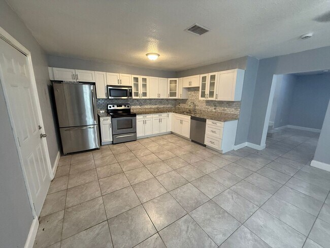 Foto del edificio - Beautiful 4BR/3BA Home