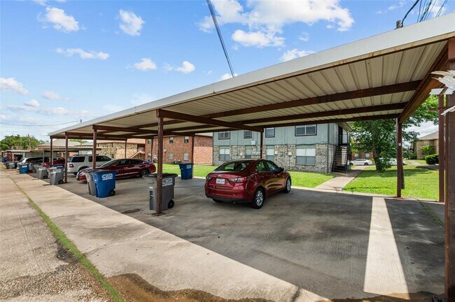 Building Photo - 5625 Brookview Ct