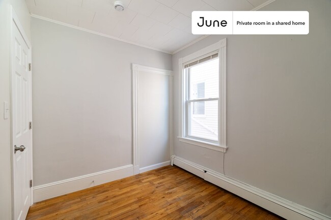 Foto del edificio - Private bedroom in 3 bed/1 bath Home