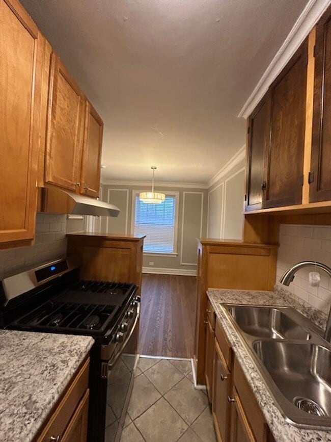 Building Photo - Edgewater Studio with Heat and Cooking Gas Included ~ No Security Deposit ~ Cat Friendly