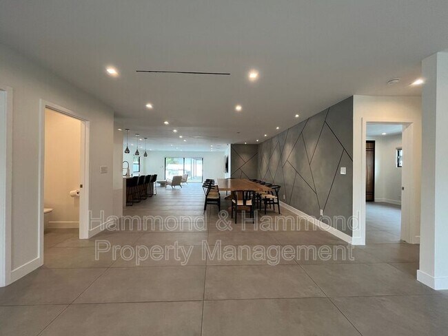 Building Photo - 5735 Saloma Ave