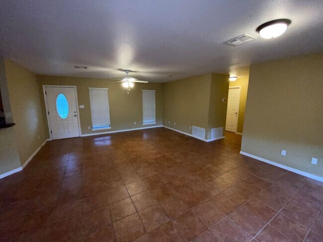 Building Photo - 334 Rose Ln