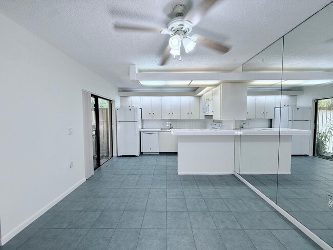 Building Photo - 710 7th Ln