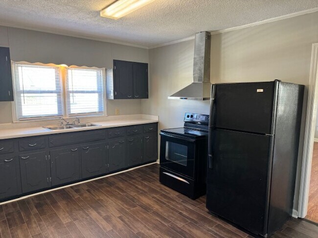 Building Photo - 2 bedroom home with garage available now!