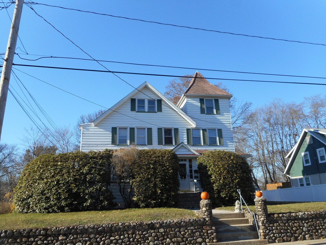 Lovely Victorian Home - 111 Bartholdi Ave
