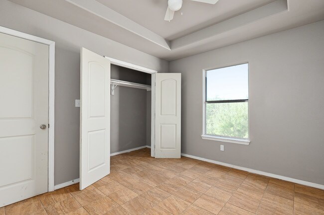 Foto del edificio - 2416 E Rogers Rd