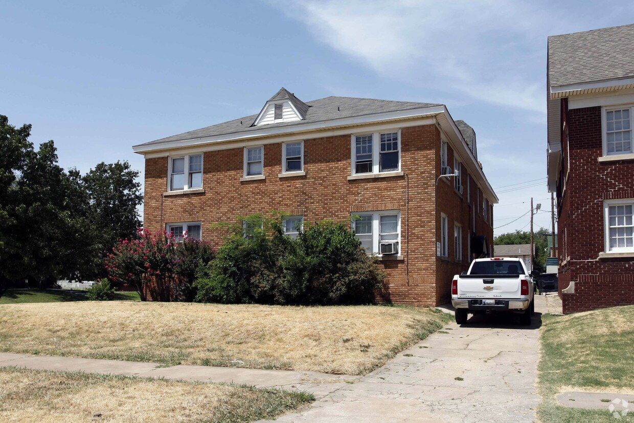 Building Photo - 2700 Walker Ave Apartments