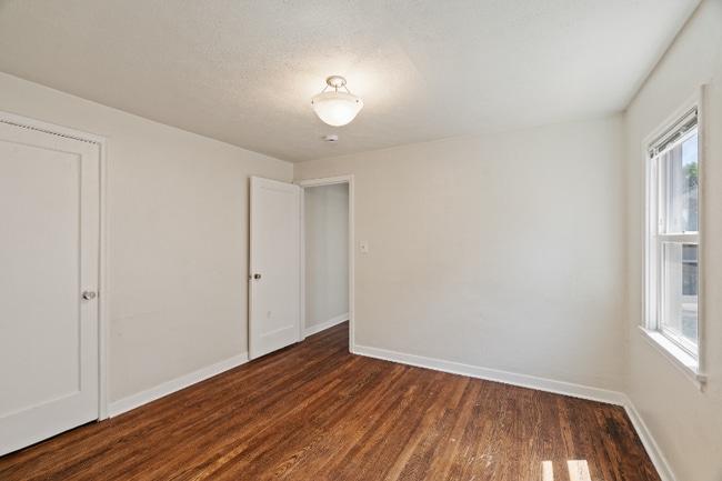 Foto del edificio - 104 S Oak St