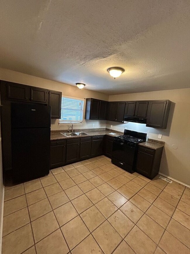 Building Photo - Charming 3-Bedroom Home in a Convenient Lo...