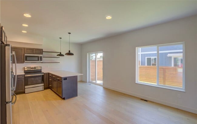 Building Photo - Townhouse 911