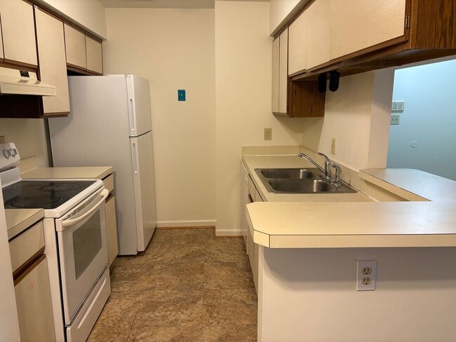 Building Photo - 541 Pineland Cir