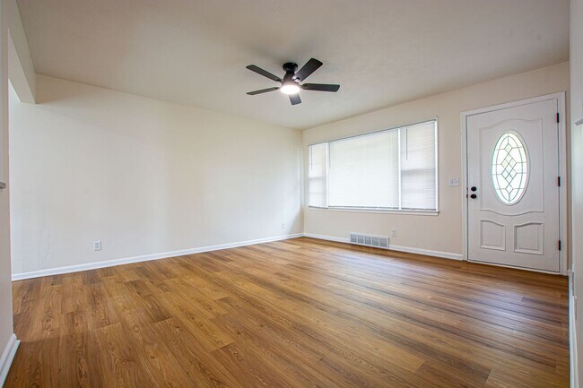 Building Photo - 3 Bedroom / 2 Bath Home with Finished Basm...