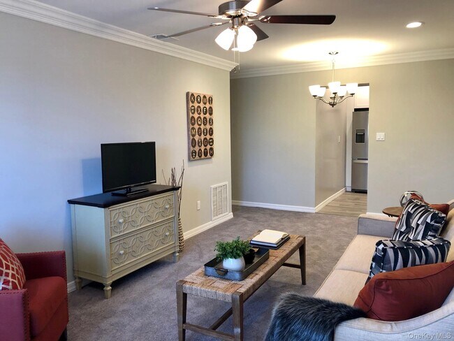 Building Photo - 425 Newbridge Rd