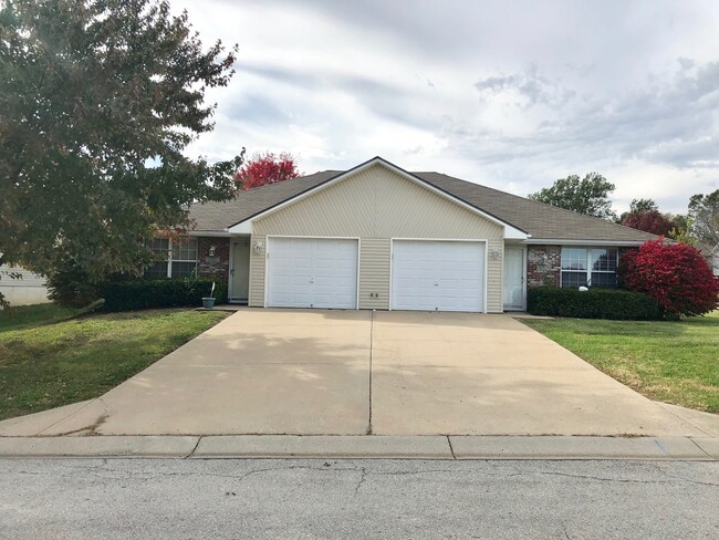 Building Photo - 2 Bed Single Level Duplex in Blue Springs