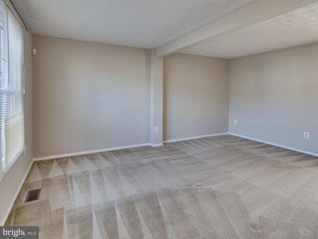 Foto del edificio - 8025 Tyson Oaks Cir
