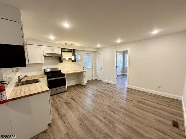 Foto del edificio - 114 Maple Ave