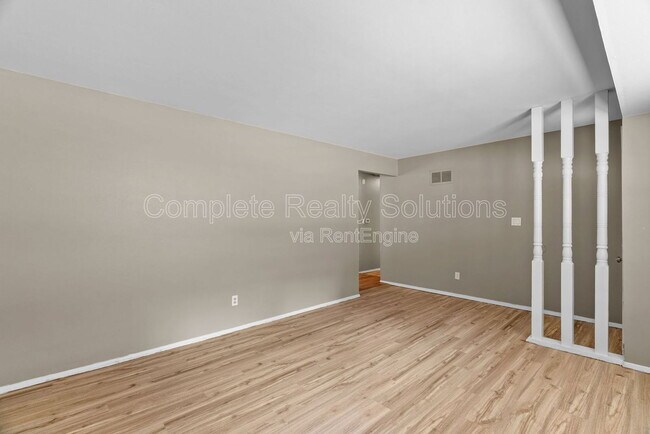 Foto del edificio - 561 Golfwood Dr