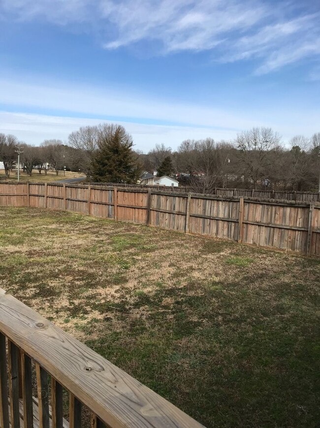 Building Photo - Newly Updated in Boiling Springs