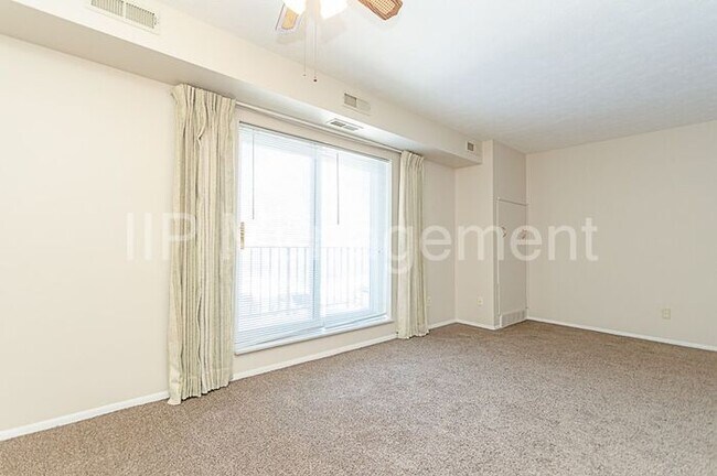 Building Photo - Bright 2BD Condo in N. Olmsted