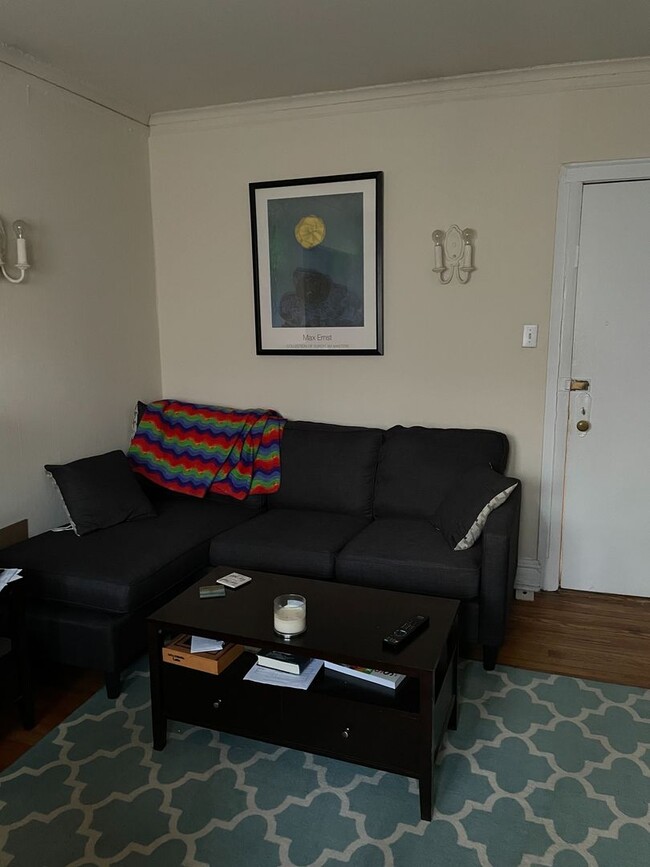 Foto del edificio - CUTE BRICKTOWN 1BED W/ TONS OF LIGHT!
