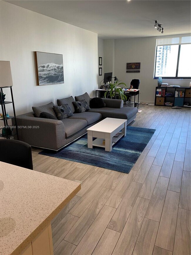 Building Photo - 999 SW 1st Ave