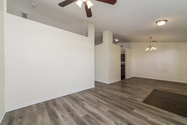 Foto del edificio - 7172 Summit Dr