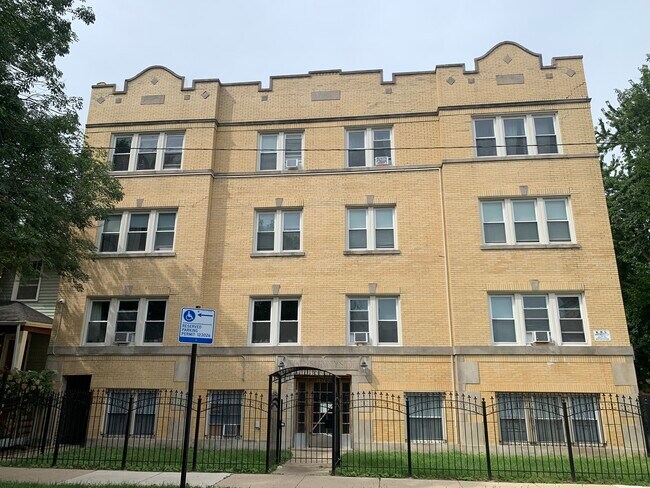 Building Photo - 4460 N Avers Ave