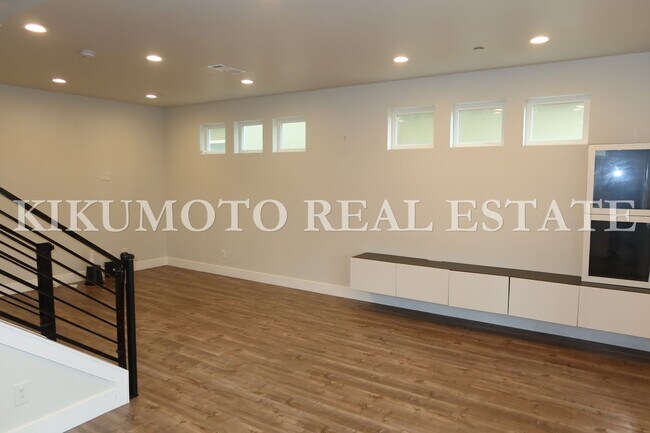 Foto del edificio - Modern & Elegant Tri-level home in the Riv...
